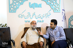 حجت الاسلام والمسلمین محمد نقدی، مدیرعامل موسسه فرهنگی ترجمان وحی در غرفه ایکنا در هشتمین روز نمایشگاه قرآن کریم