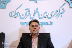 علی فروین، پیشکسوت قرانی در غرفه ایکنا در هشتمین روز نمایشگاه قرآن کریم