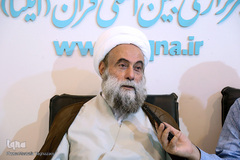 حجت الاسلام والمسلمین محمد نقدی، مدیرعامل موسسه فرهنگی ترجمان وحی در غرفه ایکنا در هشتمین روز نمایشگاه قرآن کریم