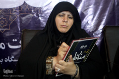 مسابقه مناظره دانشجویی میان دو تیم دانشگاه علامه طباطبایی و دانشگاه تهران در غرفه ایکنا در نمایشگاه قرآن کریم