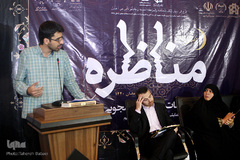 مسابقه مناظره دانشجویی میان دو تیم دانشگاه علامه طباطبایی و دانشگاه تهران در غرفه ایکنا در نمایشگاه قرآن کریم