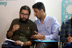 مسابقه مناظره دانشجویی میان دو تیم دانشگاه علامه طباطبایی و دانشگاه تهران در غرفه ایکنا در نمایشگاه قرآن کریم