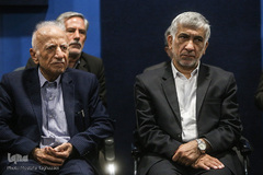 از راست عبدالهادی فقهی‌زاده، معاون قرآن و عترت وزارت فرهنگ و ارشاد اسلامی و عبدالرسول عبایی، پیشکسوت قرآنی در افتتاح استودیوی تخصصی ضبط آثار صوتی و تصویری مهد قرآن