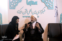 حجت الاسلام والمسلمین محسن عرفاتی، سرپرست شبکه قرآن در غرفه ایکنا در دهمین روز نمایشگاه قرآن کریم