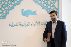 مرتضی رضایی‌زاده در غرفه ایکنا در یازدهمین روز از برگزاری بیست و هفتمین نمایشگاه بین المللی قرآن کریم