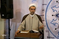 حجت‌الاسلام والمسلمین محمود متوسل، مدیر عامل بنیاد فرهنگی حضرت مهدی موعود(عج) در غرفه ایکنا در سیزدهمین روز از برگزاری بیست و هفتمین نمایشگاه بین المللی قرآن کریم