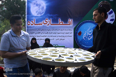 سفره افطار ساده در بوستان رضوان منطقه ۱۰ تهران