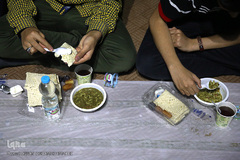 سفره افطار ساده در بوستان رضوان منطقه ۱۰ تهران