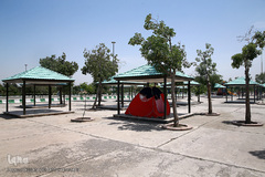 پارکینگ حرم مطهر امام خمینی(ره) با در اختیار داشتن خدمات رفاهی، فضای مناسبی را جهت اسکان و استراحت زائران و مسافرین فراهم آورده است.