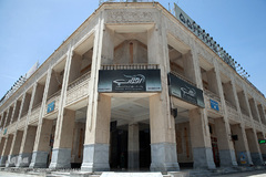 در محوطه حرم مطهر امام خمینی(ره) خدمات رفاهی بسیاری چون: مراکز خرید، مرکز پست، هتل ۵ ستاره، گرمابه و... وجود دارد.