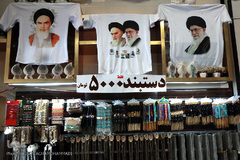 در محوطه حرم مطهر امام خمینی(ره) خدمات رفاهی بسیاری چون: مراکز خرید، مرکز پست، هتل ۵ ستاره، گرمابه و... وجود دارد.