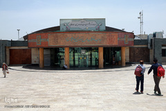 جهت دسترسی آسان زائران به حرم مطهر امام خمینی(ره) مترو خط ۱ تهران تا حرم مطهر ادامه یافته است.