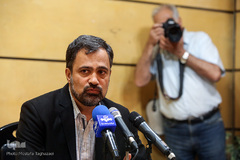 سید مسعود شجاعی طباطبایی، مدیر مرکز هنرهای تجسمی در افتتاح نمایشگاه کاریکاتور «آسوده باش، من ملکه ام»