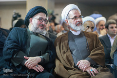 از راست آیت‌الله علیرضا اعرافی، مدیر حوزه‌های علمیه سراسرکشور و حجت الاسلام سیدمحمدعلی ابطحی در مراسم بزرگداشت اولین سالگرد درگذشت حجت‌الاسلام والمسلمین احمد احمدی