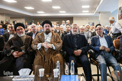 از راست رضا داوری اردکانی، فیلسوف، علی لاریجانی، رییس مجلس شورای اسلامی، حجت الاسلام والمسلمین سید حسن خمینی و آیت الله سیدمصطفی محقق داماد در مراسم بزرگداشت اولین سالگرد درگذشت حجت‌الاسلام والمسلمین احمد احمدی