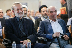 از راست رضا داوری اردکانی، فیلسوف و علی لاریجانی، رییس مجلس شورای اسلامی در مراسم بزرگداشت اولین سالگرد درگذشت حجت‌الاسلام والمسلمین احمد احمدی
