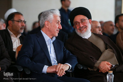 از راست آیت الله سیدمصطفی محقق داماد و منصور غلامی، وزیر علوم، تحقیقات و فناوری در مراسم بزرگداشت اولین سالگرد درگذشت حجت‌الاسلام والمسلمین احمد احمدی