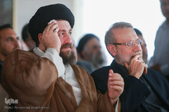 از راست علی لاریجانی، رییس مجلس شورای اسلامی و حجت الاسلام والمسلمین سیدحسن خمینی در مراسم بزرگداشت اولین سالگرد درگذشت حجت‌الاسلام والمسلمین احمد احمدی