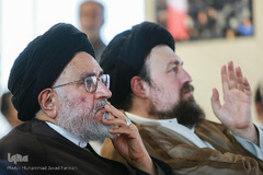 از راست حجت الاسلام والمسلمین سیدحسن خمینی و آیت الله سیدمصطفی محقق داماد در مراسم بزرگداشت اولین سالگرد درگذشت حجت‌الاسلام والمسلمین احمد احمدی