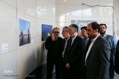 از راست محمد طباطبایی، سیدعباس صالحی، وزیر فرهنگ و ارشاد اسلامی، احمد مسجدجامعی، عضو شورای شهر تهران و محمد فرنود، عکاس آژانس عکس سیپا در افتتاح نمایشگاه عکس های سیل در ایوان انتظار