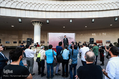 حجت الاسلام حضور سیدمحمود دعایی، مدیرمسئول روزنامه اطلاعات در افتتاح نمایشگاه عکس های سیل در ایوان انتظار