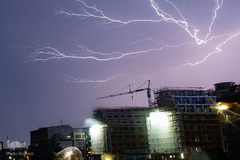 آسمان برلین آلمان بر اثر نور خیره کننده صاعقه روشن می‌شود.