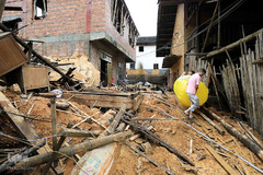 پس از آنکه خانه‌های روستاییان به دلیل بارش باران‌های شدید در گوآنجو چین آسیب دیده است، آنها لوازم سالم مانده را از زیر آوار خارج می‌کنند.