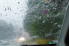 شیشه جلو خودرو بر اثر طوفان و بارش تگرگ در Unterpfaffenhofen، آلمان آسیب دیده است.