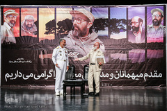 از راست مهدی چمران، برادر شهید چمران و امیر حبیب الله سیاری، معاون هماهنگ‌ کننده ارتش جمهوری اسلامی در بزرگداشت عارف مجاهد شهید مصطفی چمران