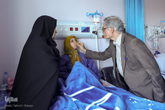 عبدالجلیل کلانتر هرمزی در حال معاینه بیمار در بیمارستان حکیم نیشابور است.