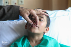 عبدالجلیل کلانتر هرمزی در حال معاینه بیمار در بیمارستان حکیم نیشابور است.