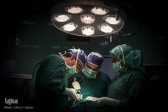 تیم جراحان موسسه مرهم در حال جراحی لب یک بیمار است.