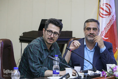 از راست احمد ابوالقاسمی و علیرضا فتحی‌پور، مدیر گروه علوم قرآنی رادیو قرآن در نشست «بررسی فعالیت‌های قرآنی و غفلت‌ رسانه‌ها»