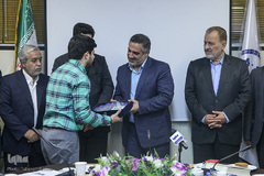 تقدیر از احمد ابوالقاسمی، مدیر سابق رادیو قرآن در نشست «بررسی فعالیت‌های قرآنی و غفلت‌ رسانه‌ها»