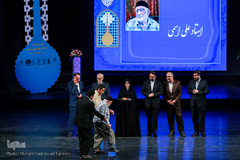 تقدیر از علی اسمی در آیین اختتامیه چهارمین جشنواره آواها و نواهای رضوی
