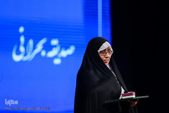تقدیر از صدیفه بحرانی در آیین اختتامیه چهارمین جشنواره آواها و نواهای رضوی