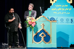 از راست عباس سجادی و رضا صادقی در آیین اختتامیه چهارمین جشنواره آواها و نواهای رضوی