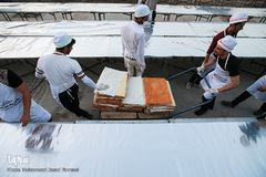 توزیع بزرگترین کیک جهان به مناسبت میلاد امام رضا(ع)