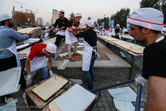 توزیع بزرگترین کیک جهان به مناسبت میلاد امام رضا(ع)