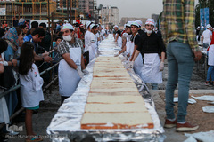 توزیع بزرگترین کیک جهان به مناسبت میلاد امام رضا(ع)