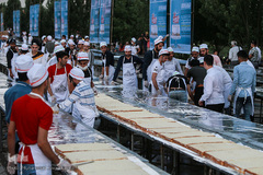 توزیع بزرگترین کیک جهان به مناسبت میلاد امام رضا(ع)