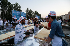 توزیع بزرگترین کیک جهان به مناسبت میلاد امام رضا(ع)