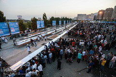 توزیع بزرگترین کیک جهان به مناسبت میلاد امام رضا(ع)