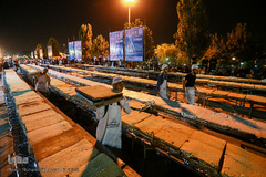 توزیع بزرگترین کیک جهان به مناسبت میلاد امام رضا(ع)