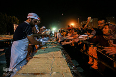 توزیع بزرگترین کیک جهان به مناسبت میلاد امام رضا(ع)