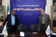 از راست سید حمیدرضا طیبی، رییس جهاددانشگاهی و غلام‌حسین مظفری، مدیرعامل سازمان منطقه‌ آزاد کیش در مراسم امضای تفاهم نامه همکاری‌ میان جهاددانشگاهی و سازمان منطقه‌ آزاد کیش