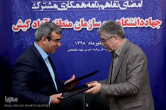 از راست سید حمیدرضا طیبی، رییس جهاددانشگاهی و غلام‌حسین مظفری، مدیرعامل سازمان منطقه‌ آزاد کیش در مراسم امضای تفاهم نامه همکاری‌ میان جهاددانشگاهی و سازمان منطقه‌ آزاد کیش