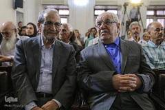 از راست غلامرضا اعوانی و نجفقلی حبیبی در همایش ملی «حکمت اشراقی در پرتو آراء و آثار شهاب‌الدین سهروردی»
