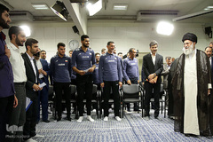 دیدار مدال‌آوران المپیادهای علمی و اعضای تیم ملی والیبال جوانان با رهبر انقلاب