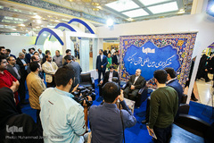 خبرنگاران مشغول کارند